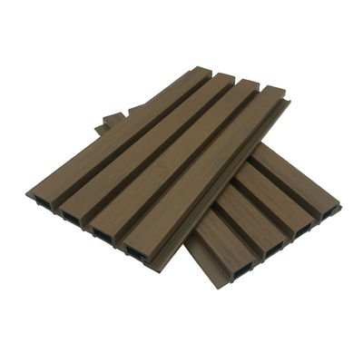 Pannello da parete scanalato in WPC personalizzato, rivestimento in plastica composita per esterni, antitarme