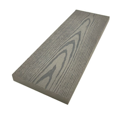 Decking moderno in WPC in rilievo, tavole per terrazza ad incastro grigie, venatura del legno