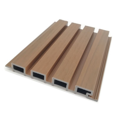 Rivestimento coestruso per pannelli in WPC scanalati solidi compositi con copertura per esterni
