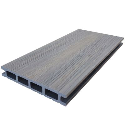 Pavimentazione in legno decorativo ingegnerizzato con coestrusione ignifuga WPC