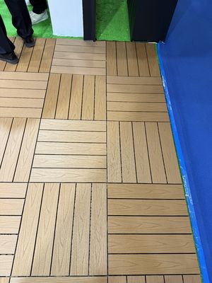 Pavimenti in WPC serie Luxury 500x500: l'artigianalità definisce l'eccellenza