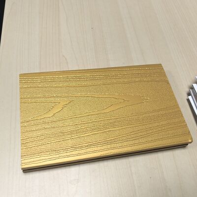 PANNELLI IN WPC METALLIZZATI CON DECKING IN ORO LUMINOSO CON PATINA DI LUSSO