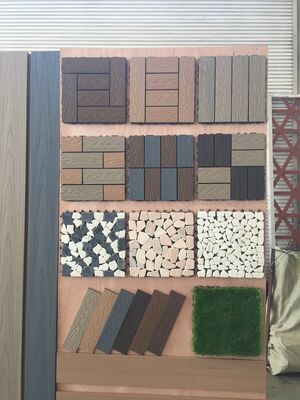 Piastrelle per ponte WPC fai-da-te 30 * 30 cm Pavimentazione esterna con venature del legno naturale per patio domestico