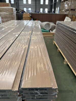 Pannello a parete per rivestimento in coestrusione per esterni in Wpc per decorazioni domestiche moderne per esterni resistenti ai raggi UV