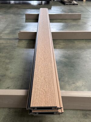 Pannello a parete per rivestimento in coestrusione per esterni in Wpc per decorazioni domestiche moderne per esterni resistenti ai raggi UV