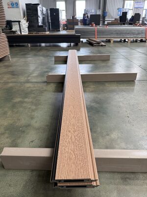 Pannello a parete per rivestimento in coestrusione per esterni in Wpc per decorazioni domestiche moderne per esterni resistenti ai raggi UV