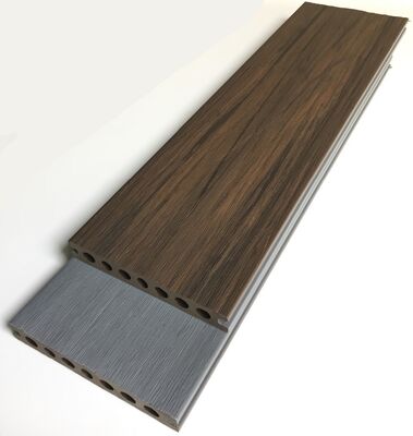 Campione gratuito antiscivolo impermeabile resistente ai raggi UV colore teak 140 * 23mm pavimentazione composita pavimentazione esterna coestrusione Wpc Decking