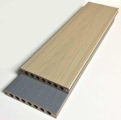 Campione gratuito antiscivolo impermeabile resistente ai raggi UV colore teak 140 * 23mm pavimentazione composita pavimentazione esterna coestrusione Wpc Decking