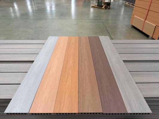 Decking composito in plastica di legno Wpc per coestrusione bicolore per piscina impermeabile all'ingrosso