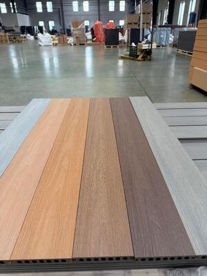 Decking composito in plastica di legno Wpc per coestrusione bicolore per piscina impermeabile all'ingrosso
