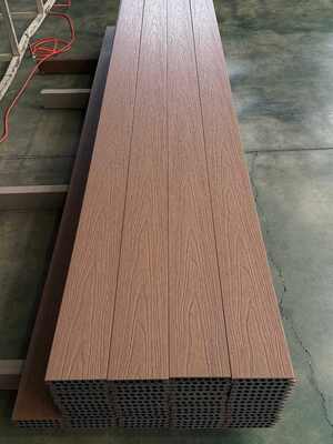 Pannelli compositi in materiali da costruzione durevoli WPC Decking per mobili da esterno