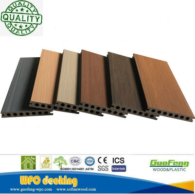 Decking composito in legno-plastica a coestrusione per pavimentazioni esterne impermeabili