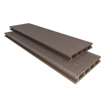 Pavimenti WPC di superficie spazzolato Garantire sicurezza per spazi interni ed esterni 21*145 mm