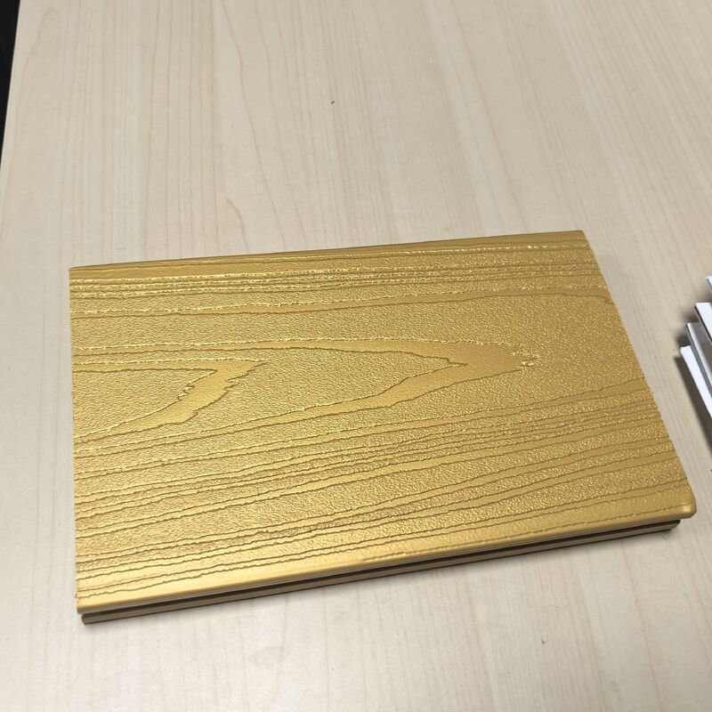 PANNELLI IN WPC METALLIZZATI CON DECKING IN ORO LUMINOSO CON PATINA DI LUSSO