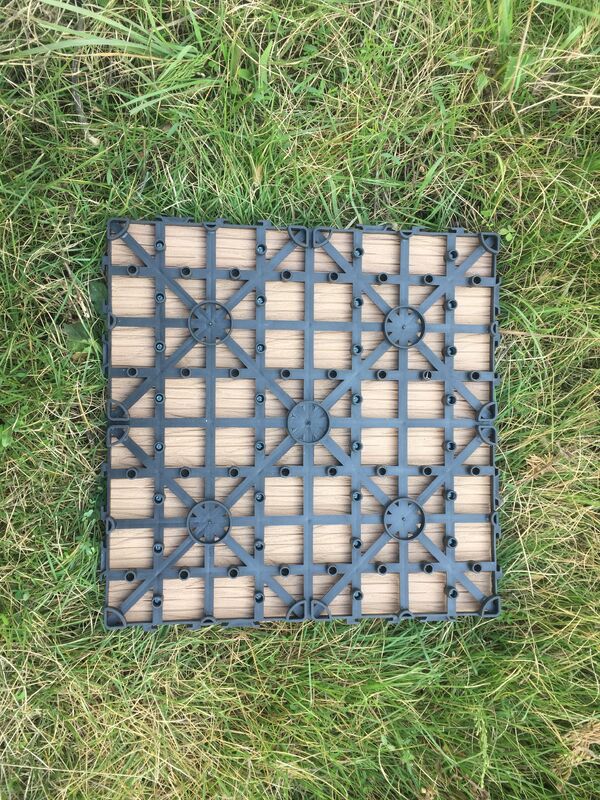Piastrelle per ponte WPC fai-da-te 30 * 30 cm Pavimentazione esterna con venature del legno naturale per patio domestico