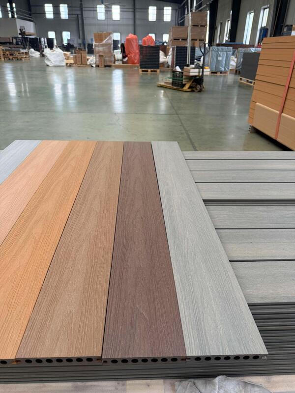 Decking composito in plastica di legno Wpc per coestrusione bicolore per piscina impermeabile all'ingrosso